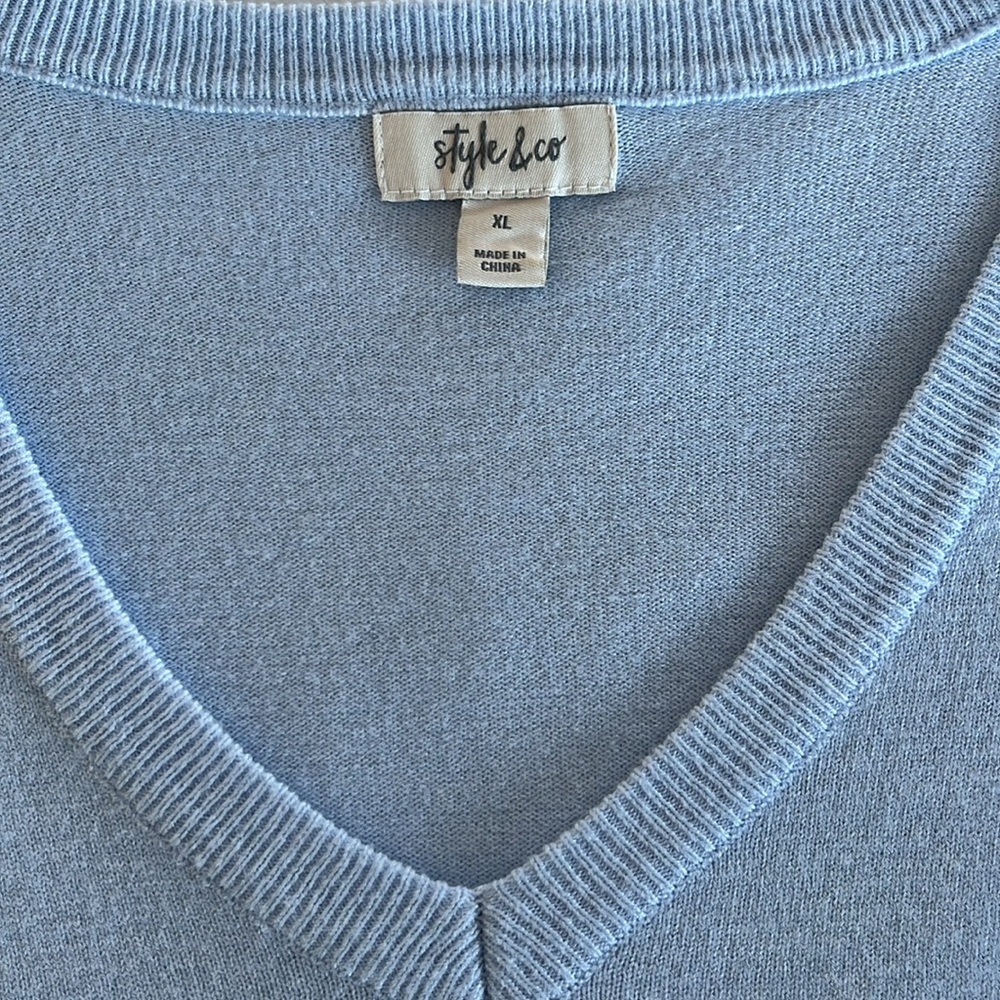 Versatile V-Neckline Sweater With Ribbed Details - image 2